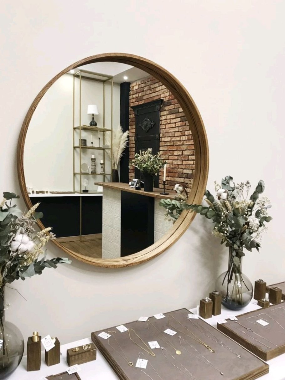 Круглое зеркало в прихожей
