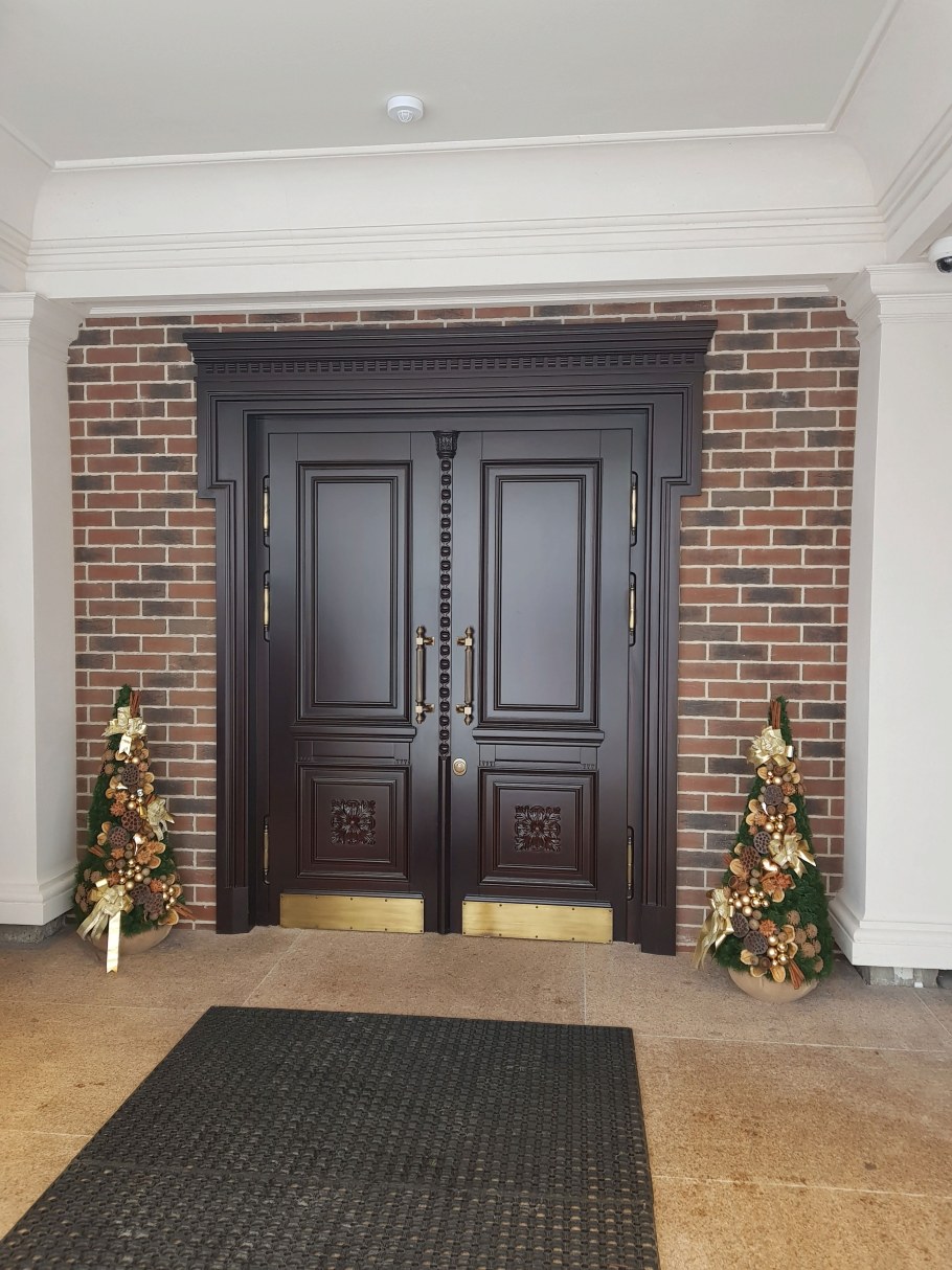 Ухом к двери