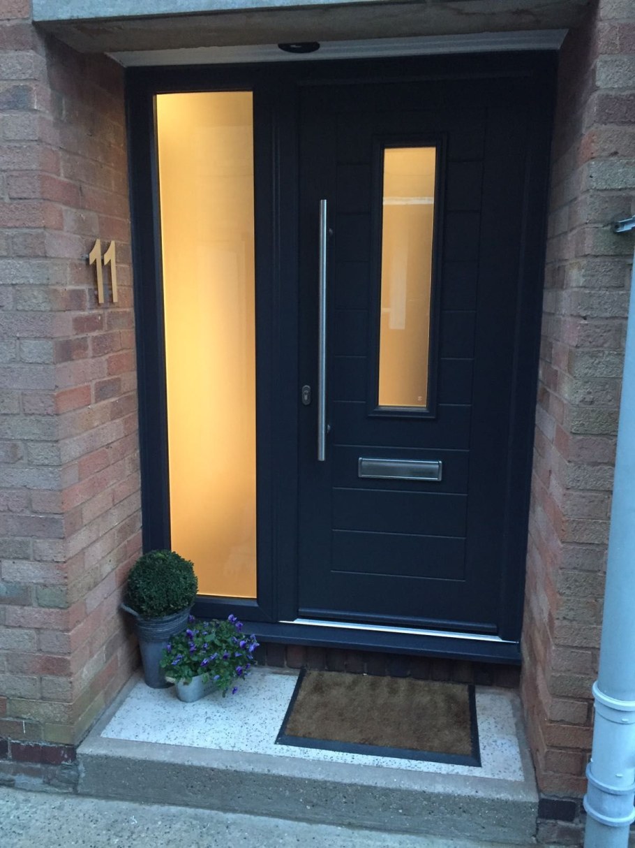 Входная дверь с окном