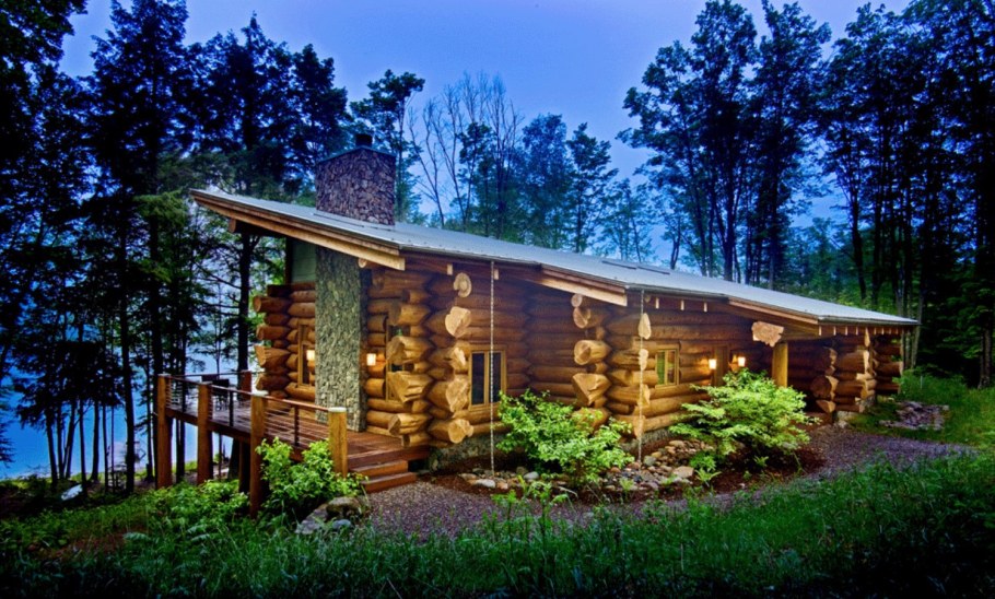Одноэтажный бревенчатый дом в лесу