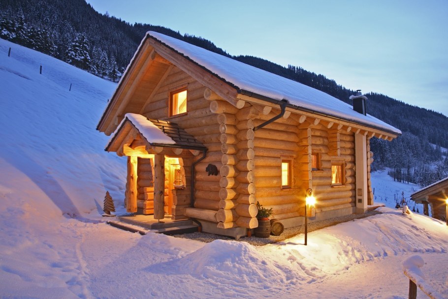 Бревенчатый зимний домик