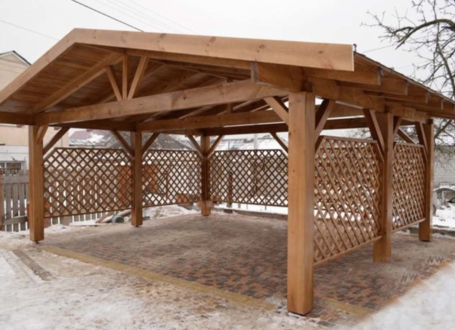 Деревянный навес для машины