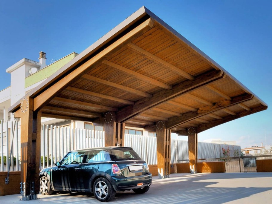 Деревянный навес для машины