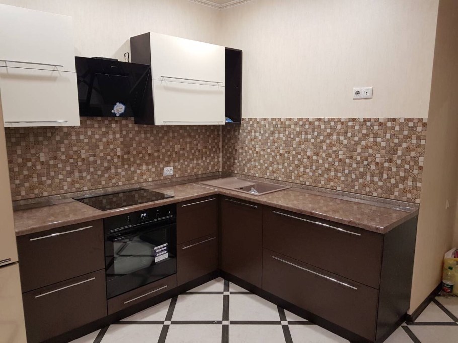 Бело коричневая кухня