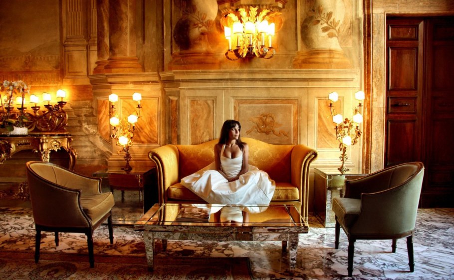 Девушка в красивом интерьере