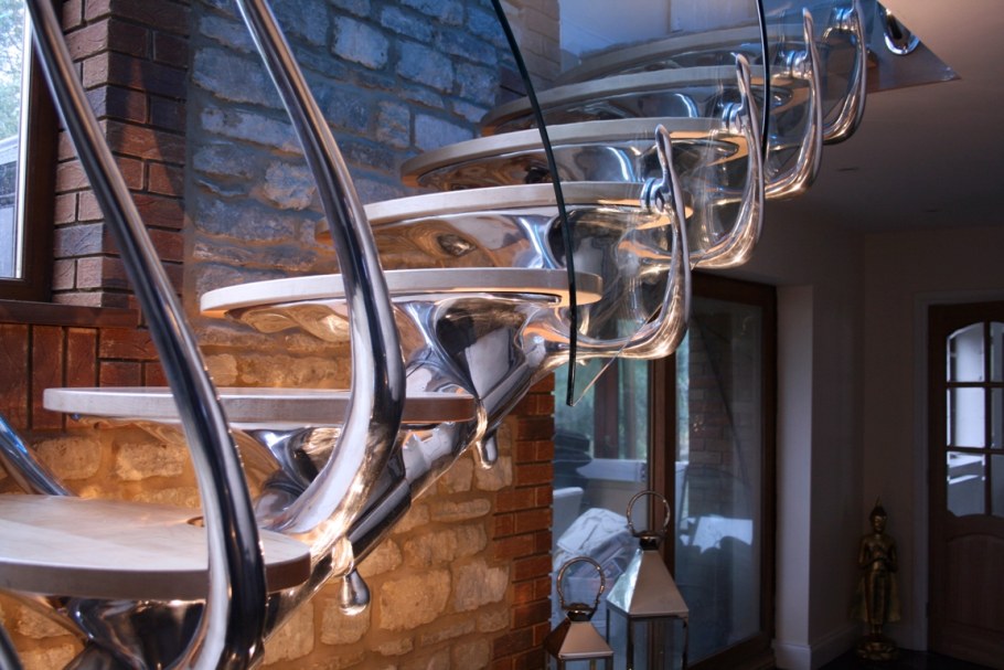 Необычные лестницы из металла