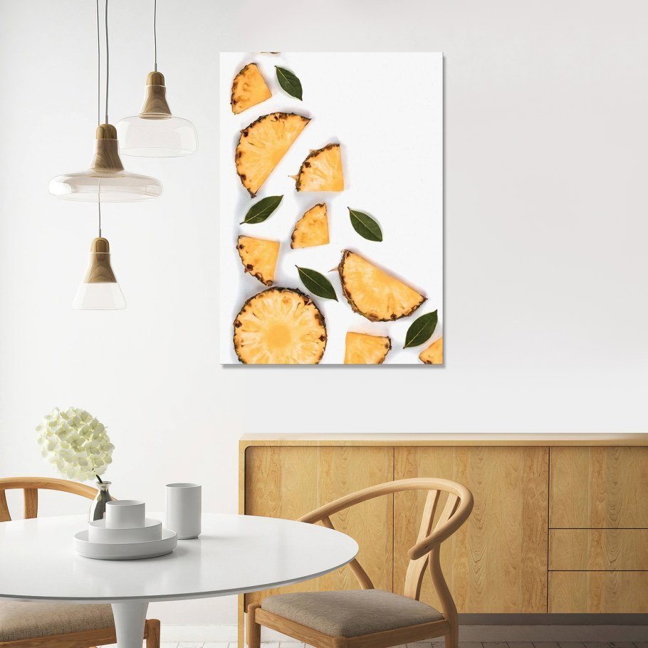 Ананасы на стене в интерьере