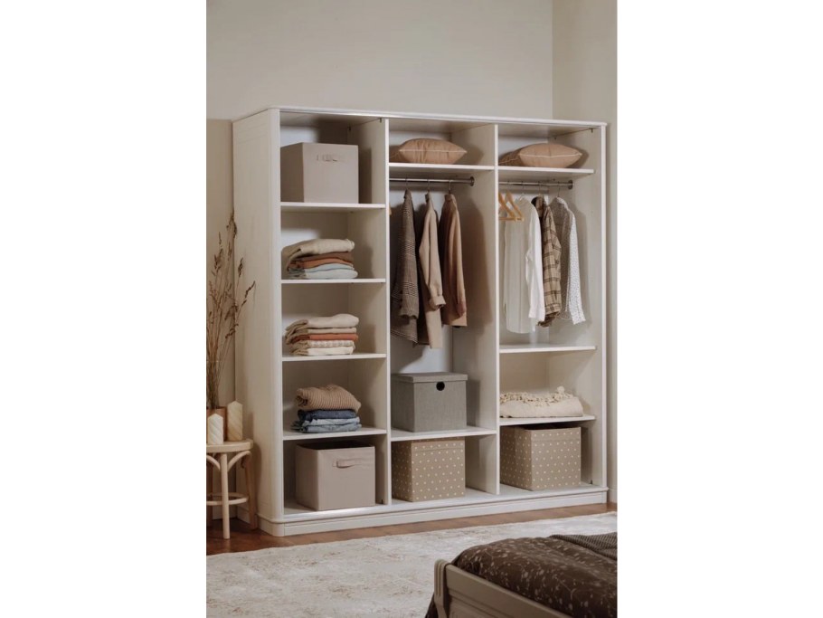 Комната с деревянной мебелью