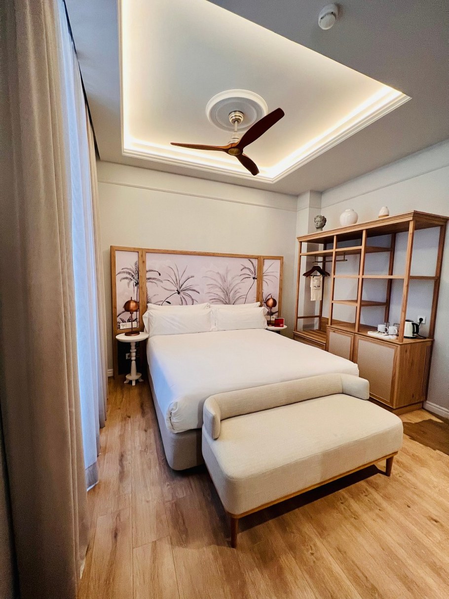 Маленькая комната с двуспальной кроватью