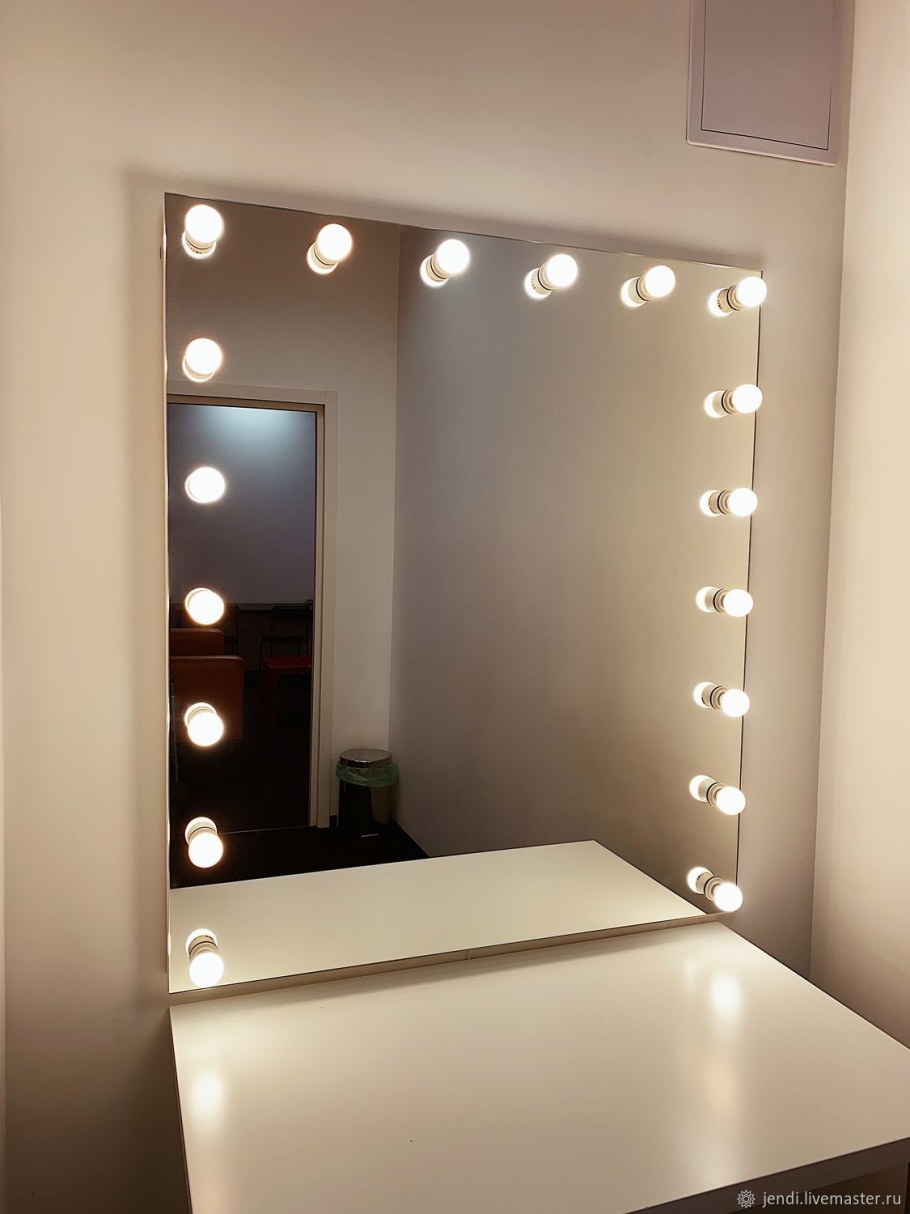 Гримерное зеркало с лампочками