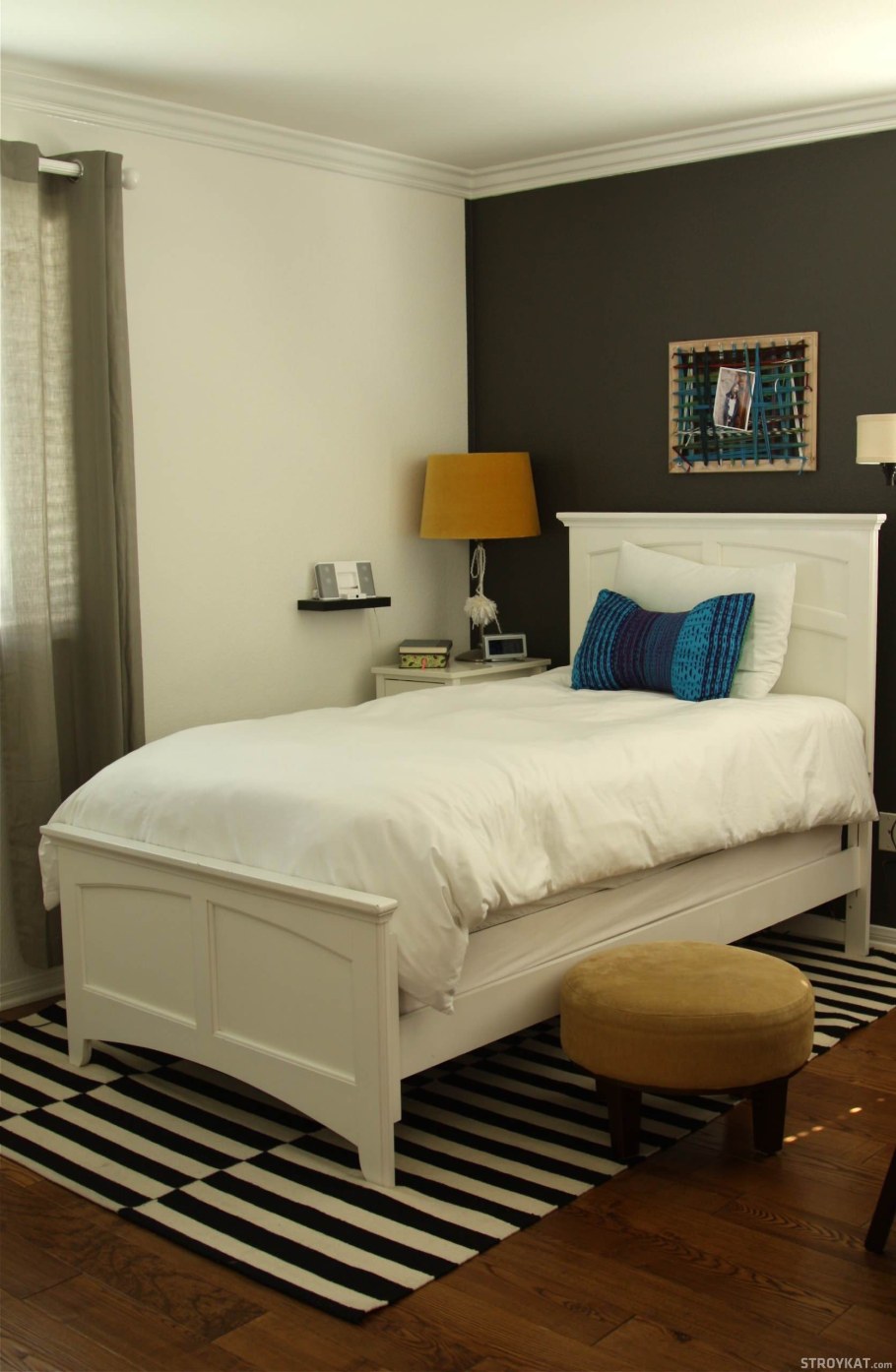 Спальня с бежевой кроватью