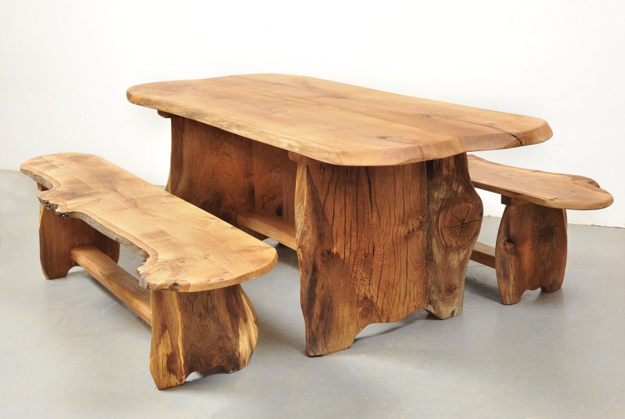 Скамейка из дерева в рустикальном стиле