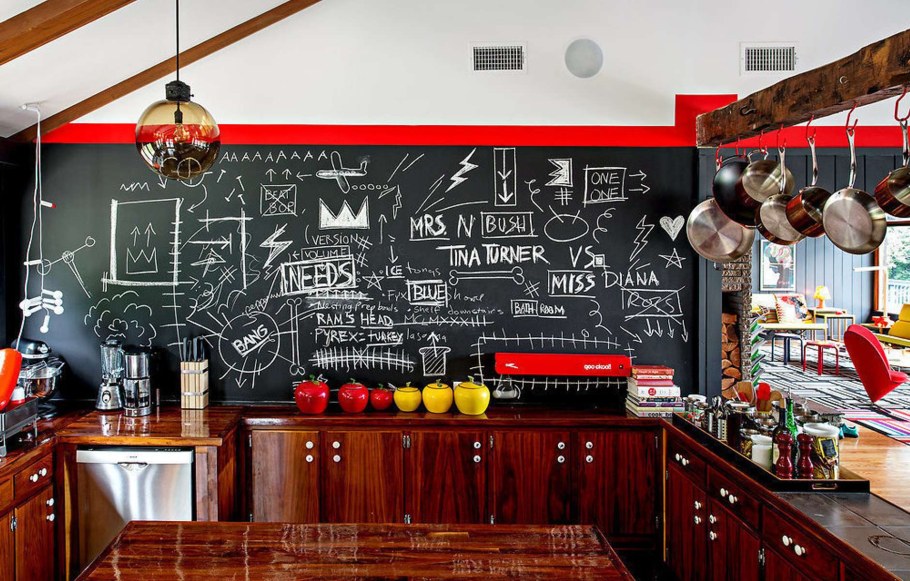 Интерьер кухни с доской для мела