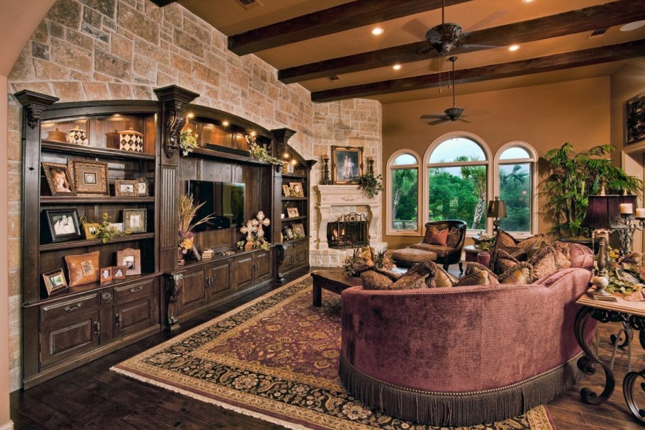 Кухня в классическом стиле с колоннами