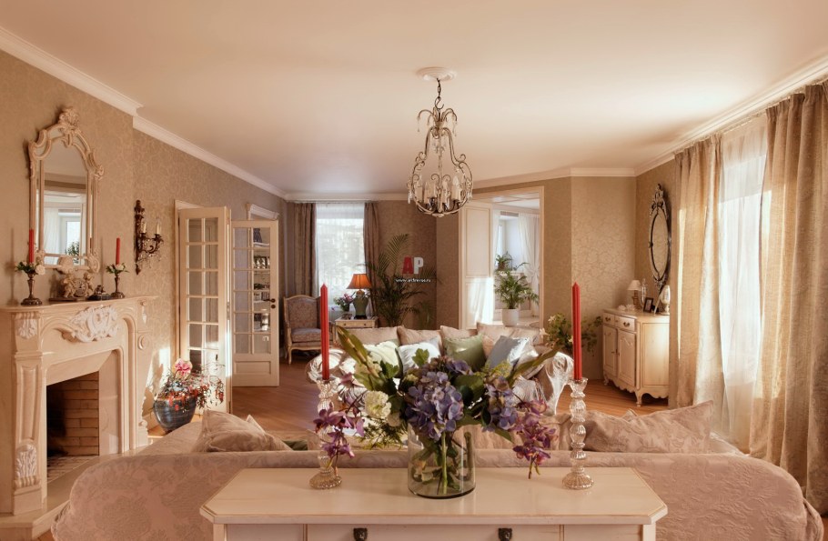 Гостиная в особняке с камином