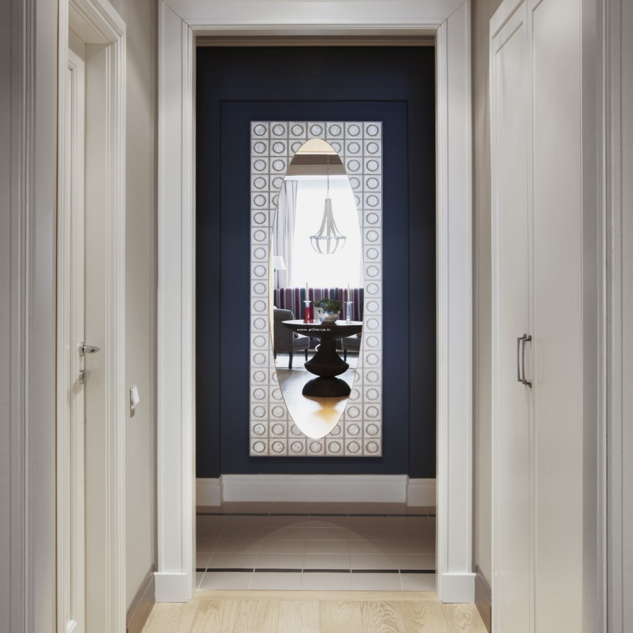 Зеркало на входной двери в прихожей