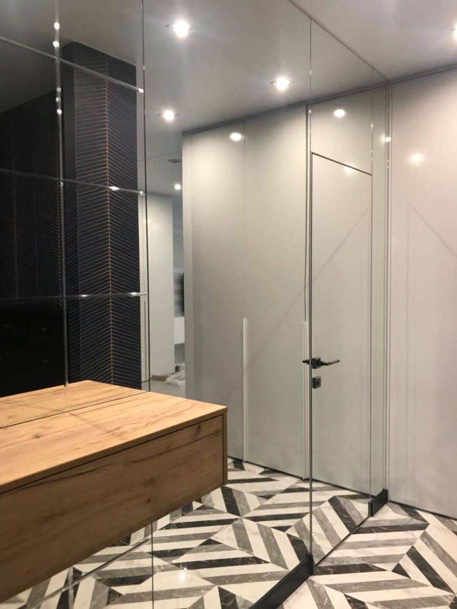 Скрытая зеркальная дверь