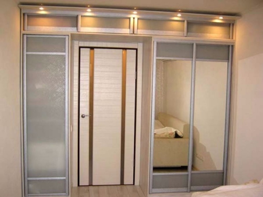 Встроенные шкафы вокруг дверного проема