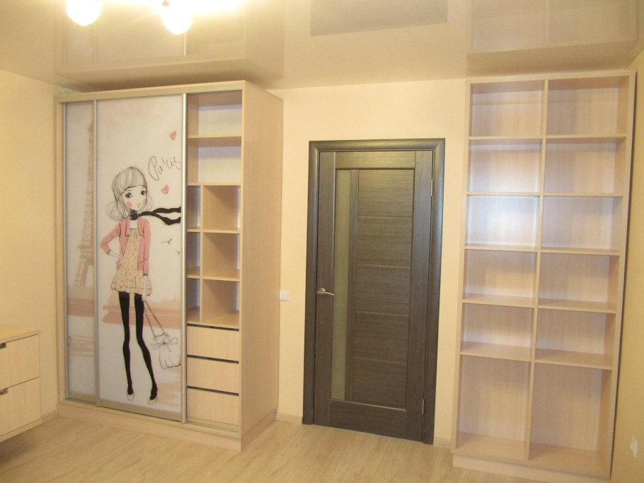 Шкаф купе с дверью в комнату