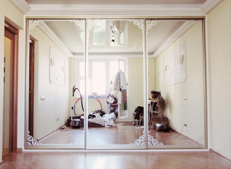 Встроенная гардеробная с зеркалами