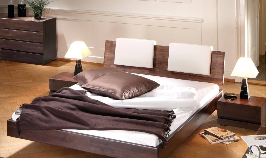 Двуспальная кровать с подушками в изголовье