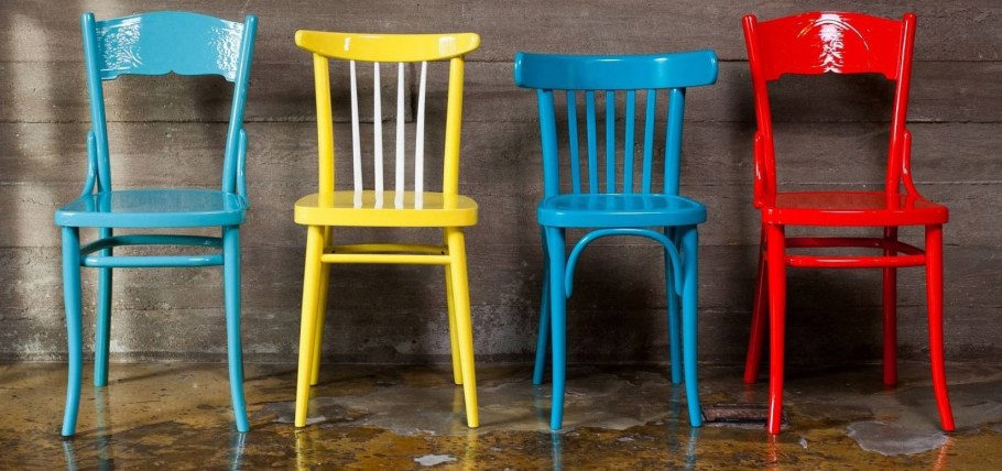 Разноцветные деревянные стулья