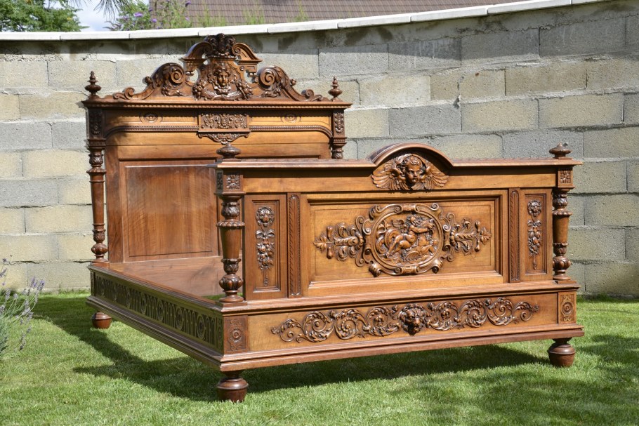 Старинная резная мебель в стиле Ренессанс