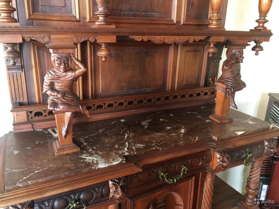 Мебель из ореха резная