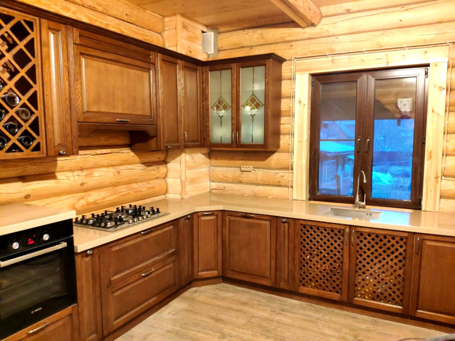 Кухня из массива в бревенчатом доме с окном фото и подборка