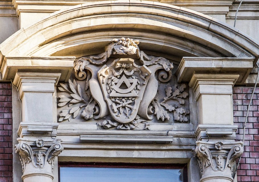 Карниз над окном в Барокко