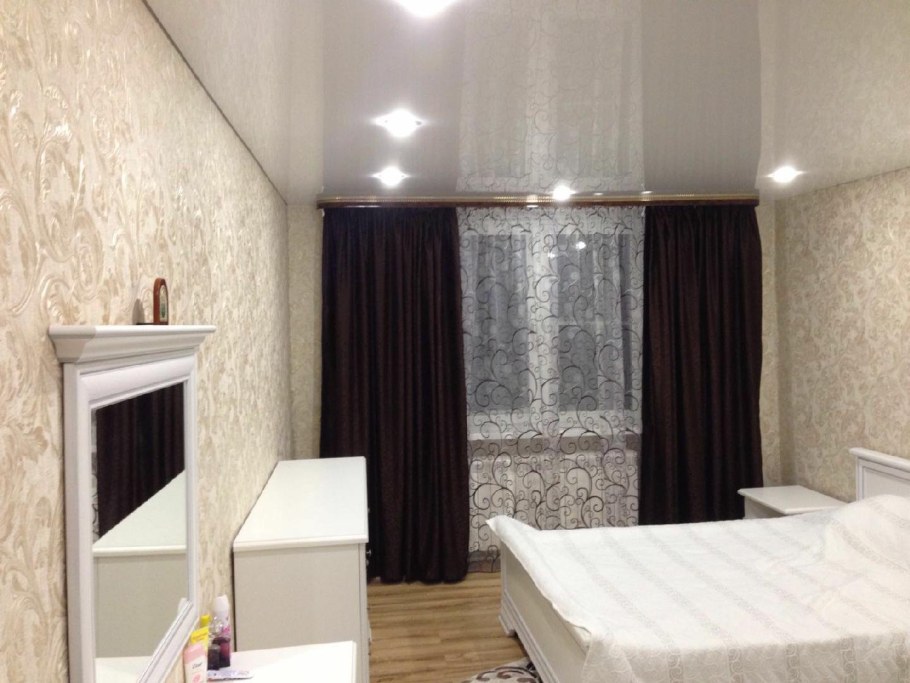 Глянцевый натяжной потолок в спальне