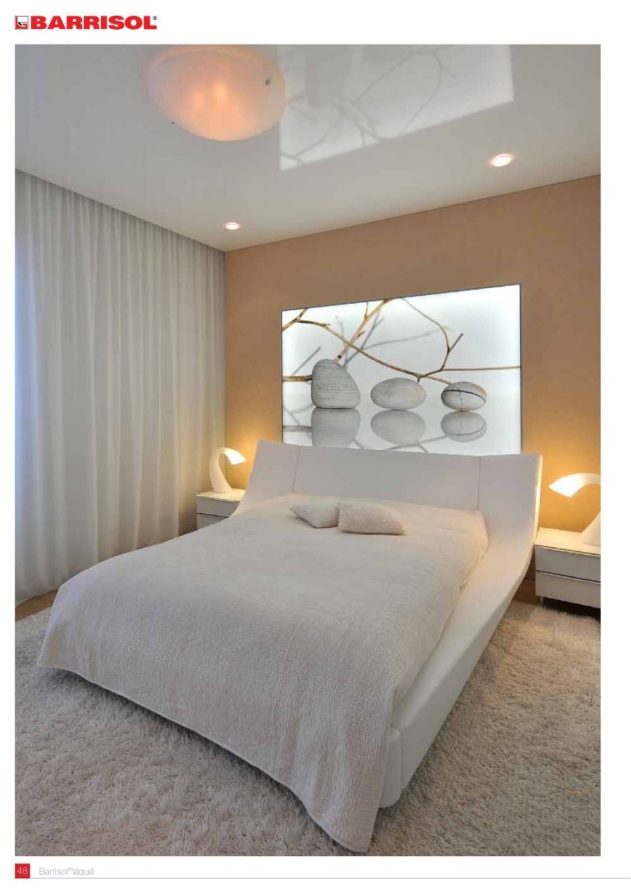 Натяжной потолок в спальне