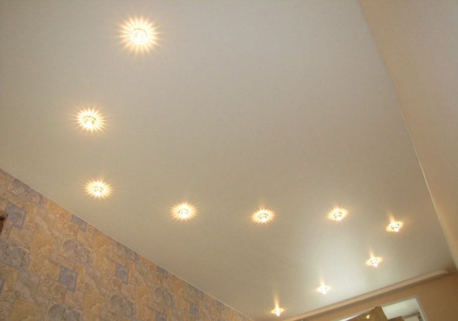 Расположение светильников на натяжном потолке