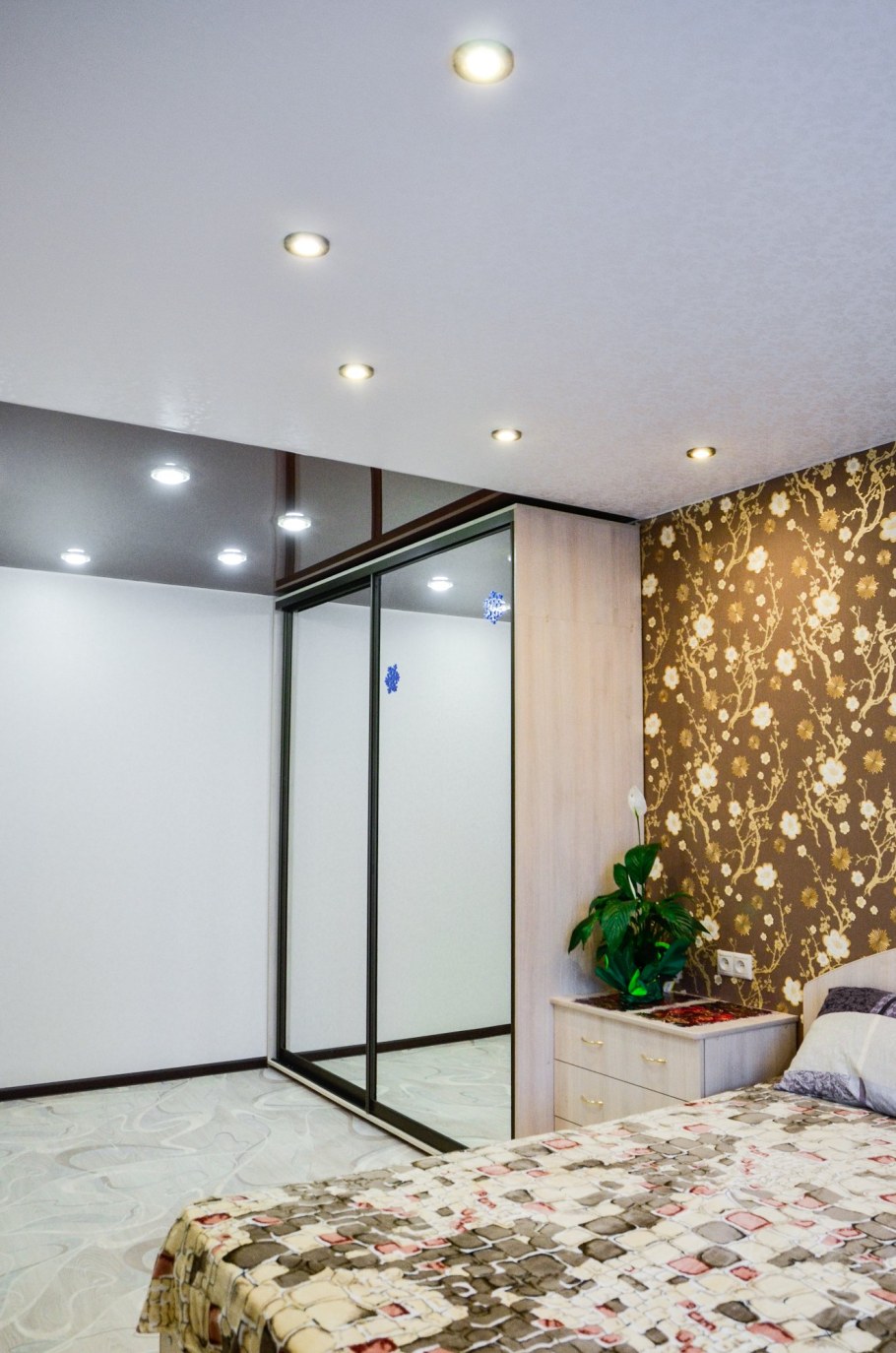 Натяжной потолок в спальне