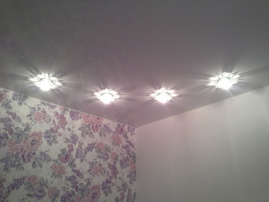 Расположение светильников на натяжном потолке