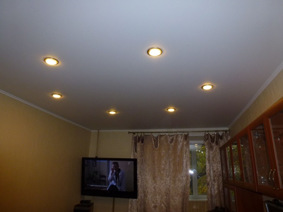 Расположение точечных светильников на потолке