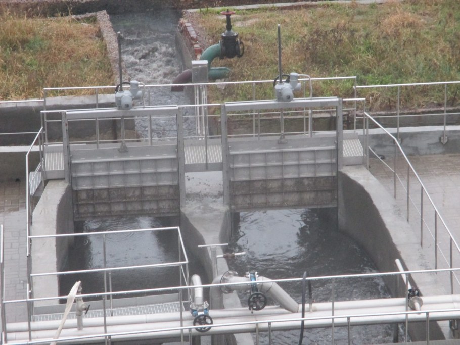 Щитовой затвор шлюз