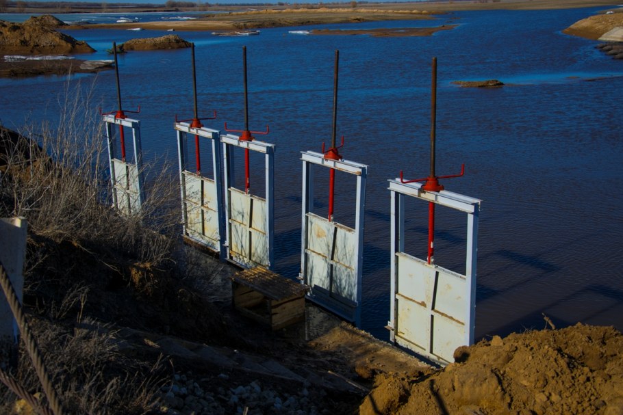 Шандорные затворы гидротехнических сооружений