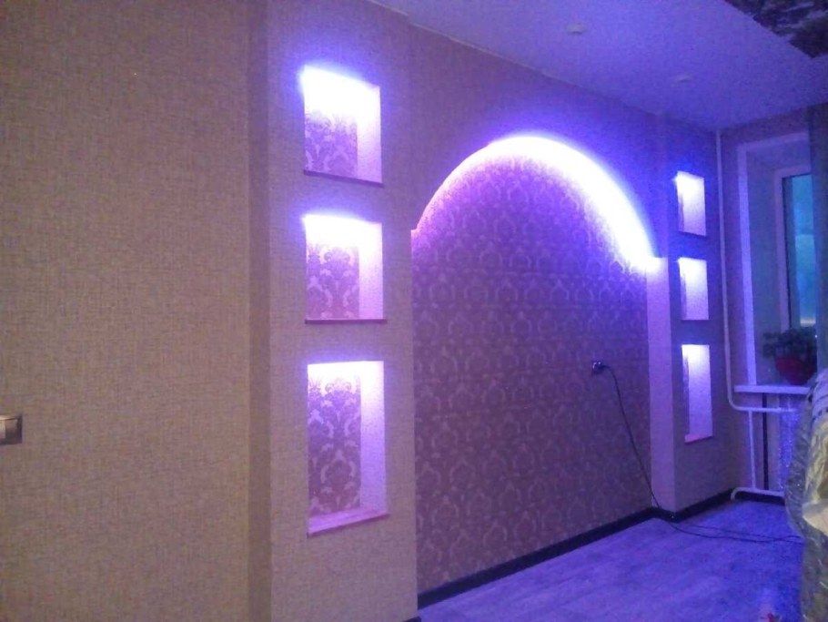 Арка на стене с подсветкой