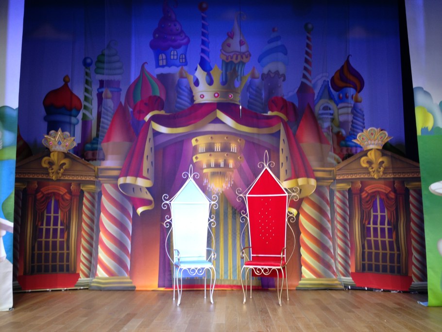 Сцена с декорациями