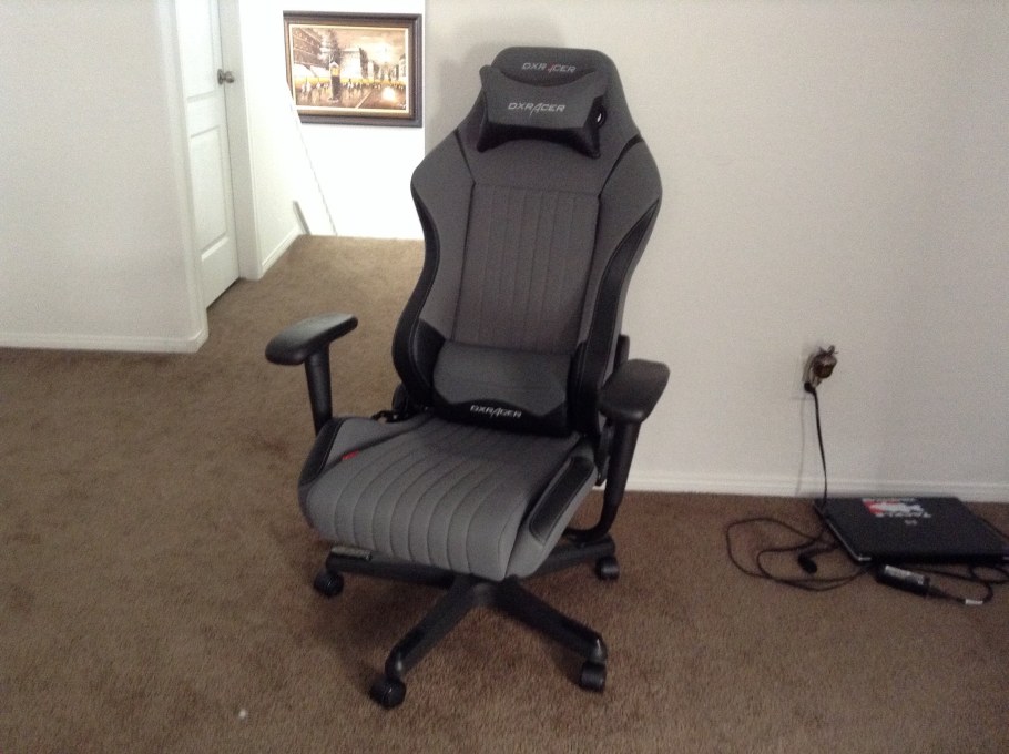 Игровое кресло в комнате