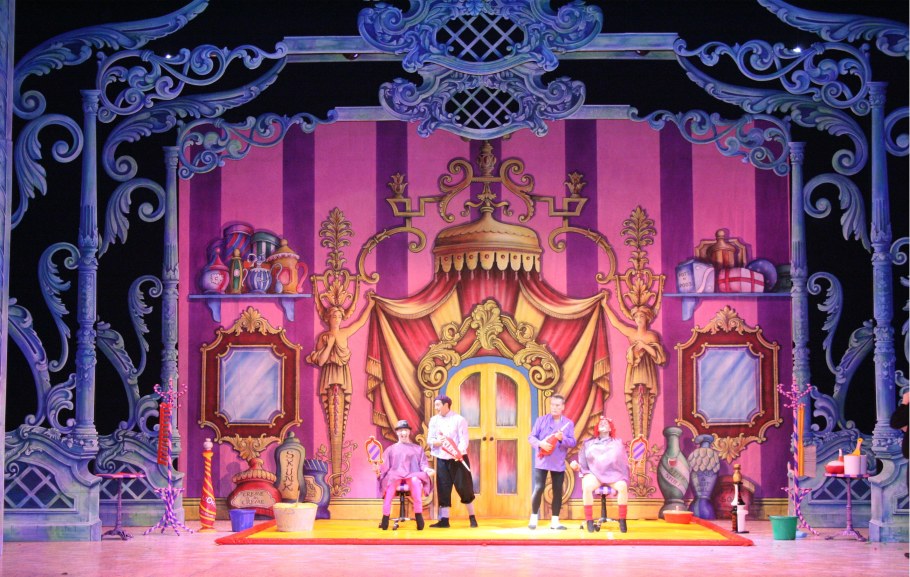 Декорации из картона