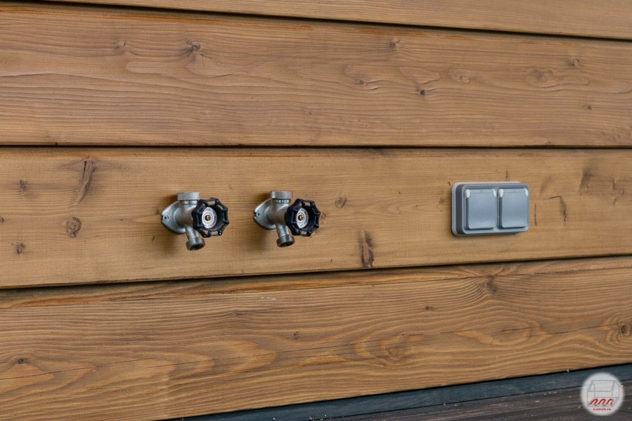 Розетки на фасаде дома