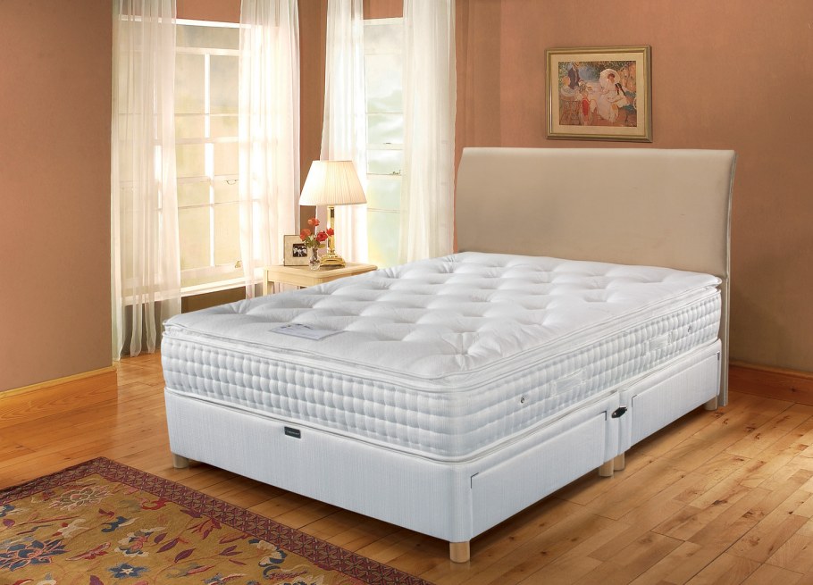 Кровать с ортопедическим матрацем
