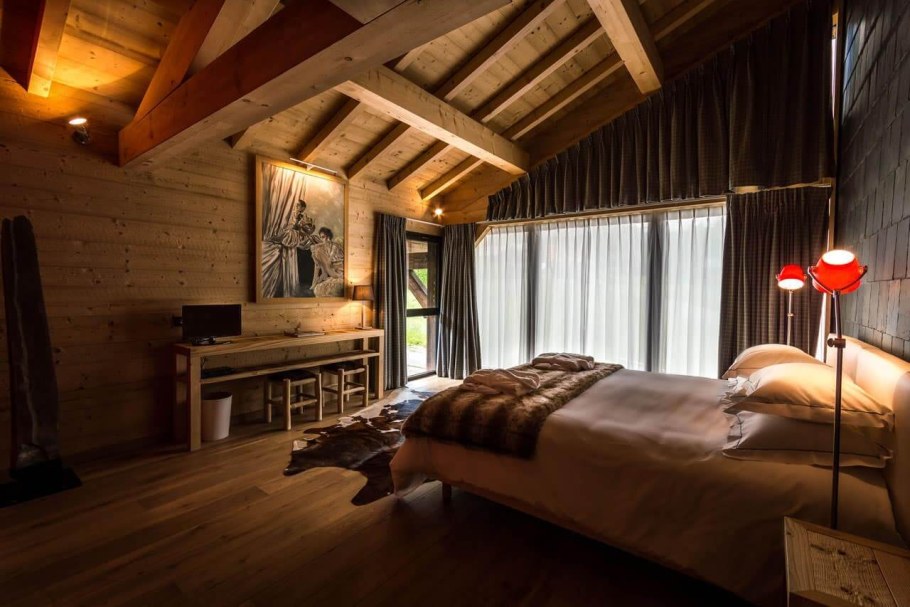 Деревянный дом в стиле Шале с мансардой