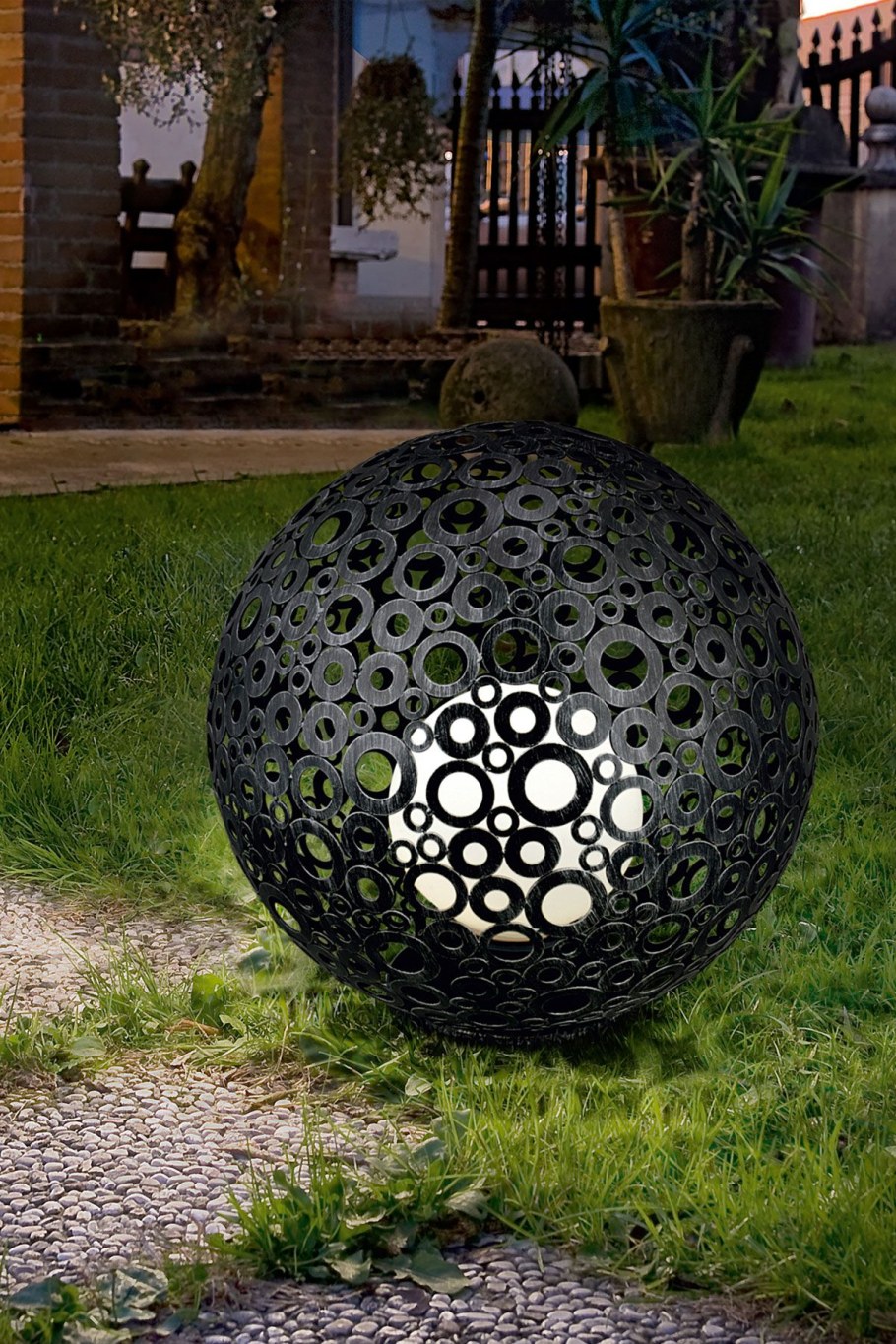 Необычные садовые светильники