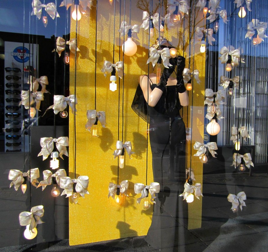 Украшение витрины магазина