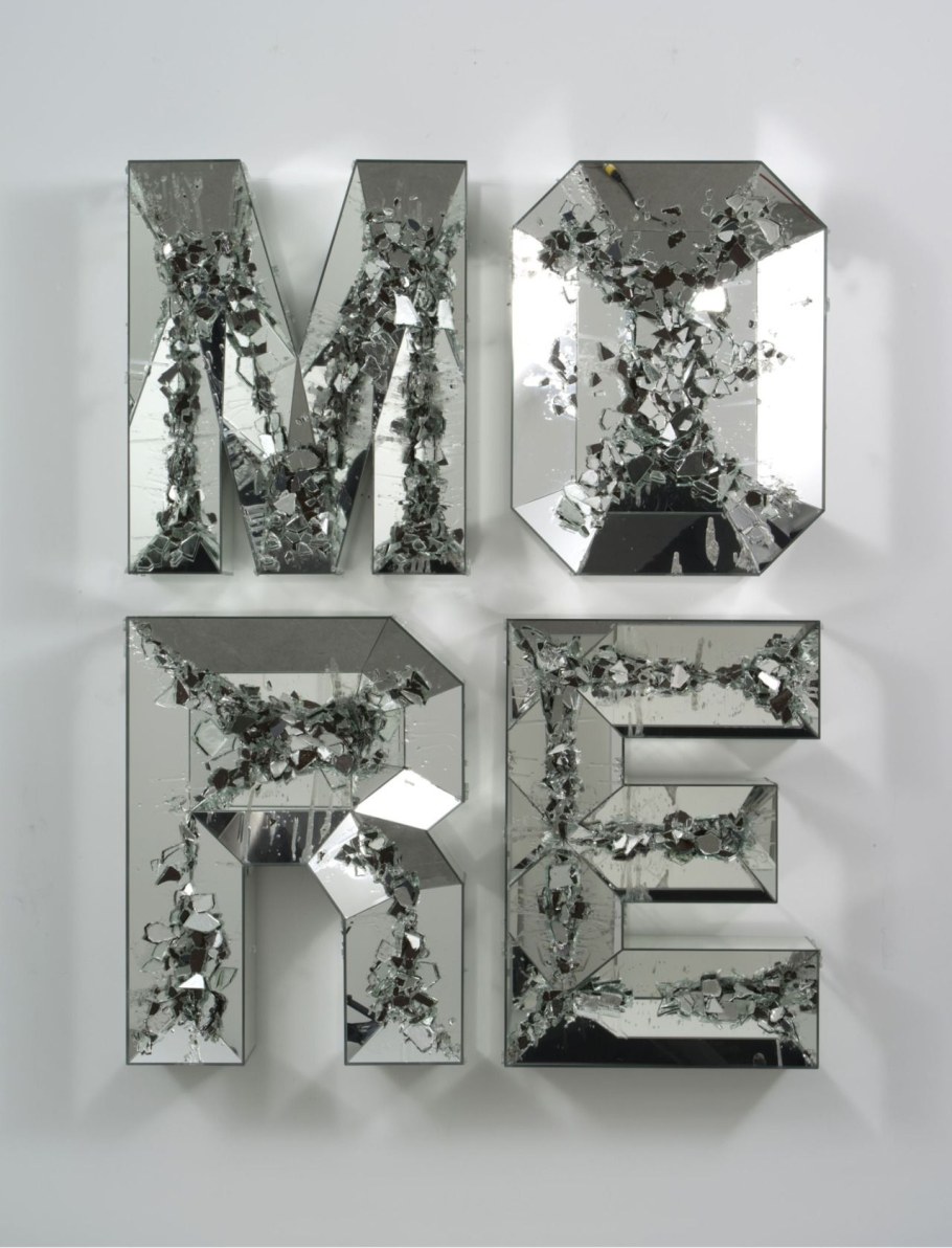 Зеркальная инсталляция на стене