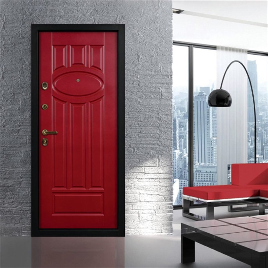 Красная входная дверь