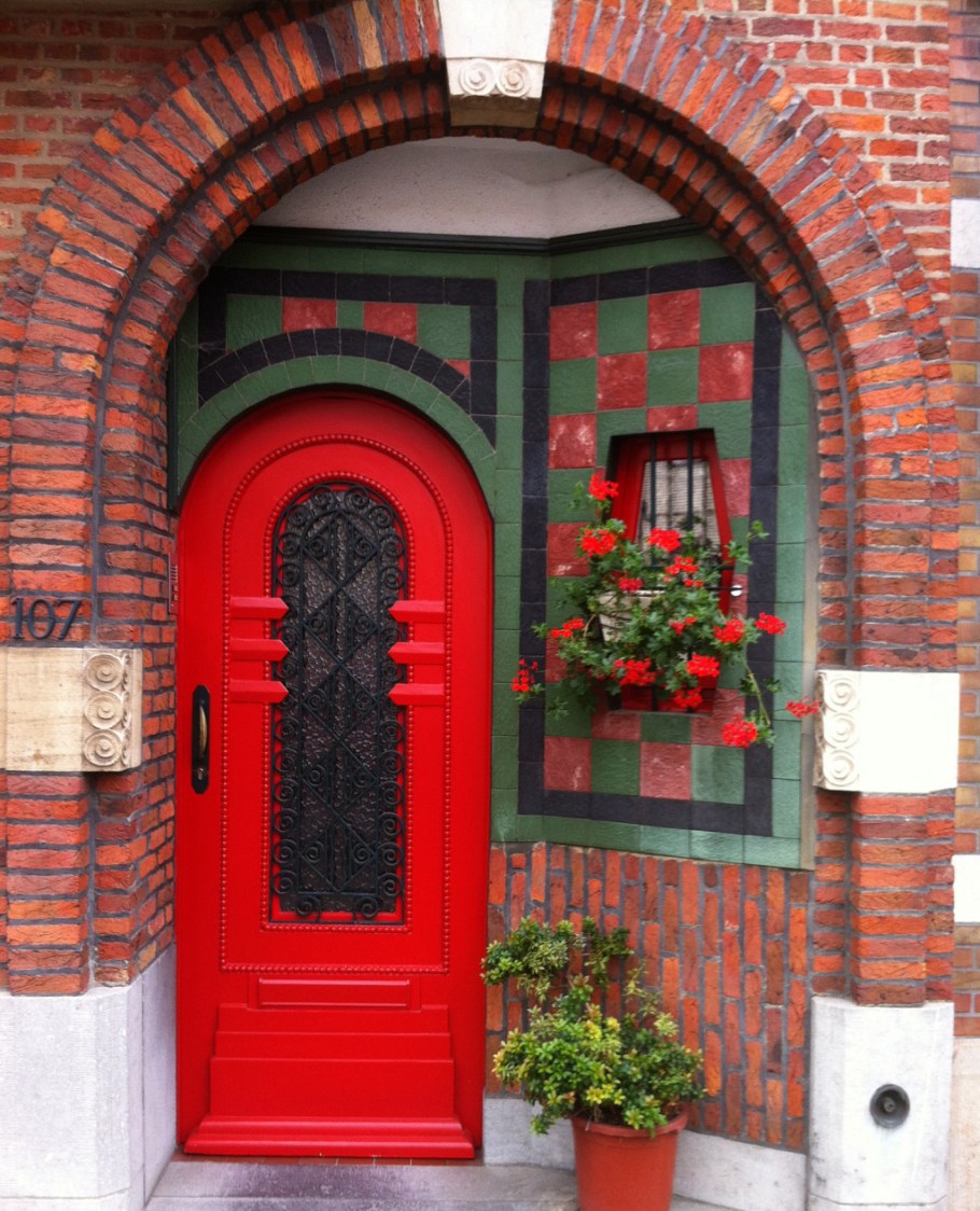 Красная входная дверь